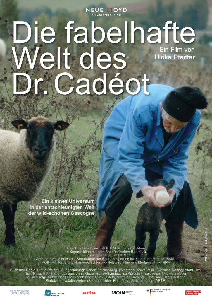 Filmplakat: Die fabelhafte Welt des Dr. Cadéot. Dr. Cadéot gibt auf einem Feld einem Schaf die Milchflasche 